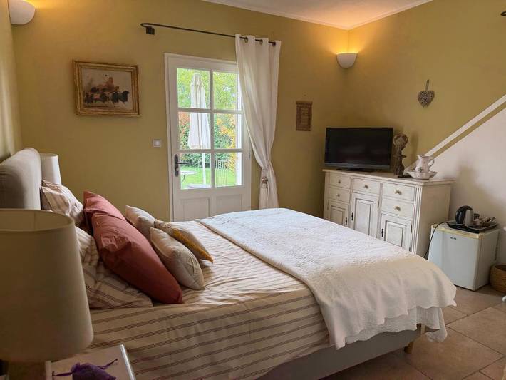 Chambre d’hôte pour 3 personnes, avec bassin pour enfant et vue ainsi que jardin et piscine