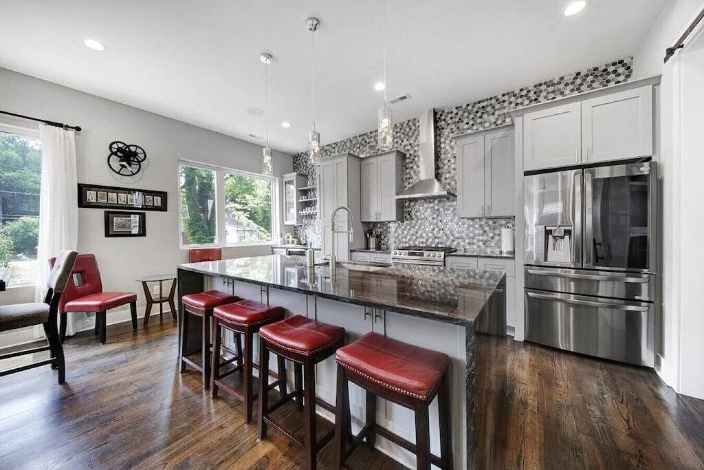 City Views, Rooftop Hot Tub, Golf Sim, Walk to Stadiums in Charlotte, Mecklenburg County