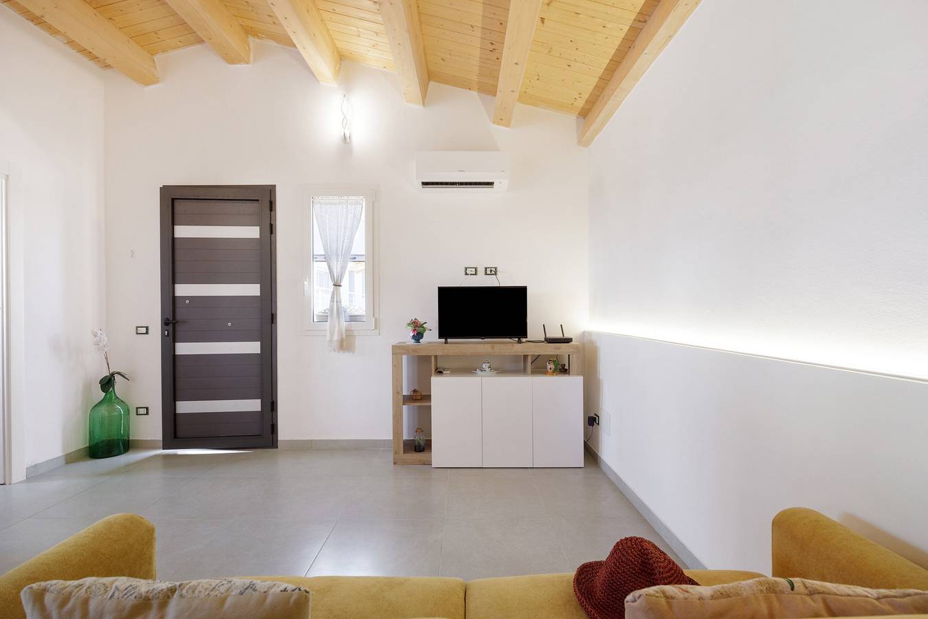 Entire apartment, Holiday Home 'Villa Degli Svevi' with Sea View, Wi-Fi and Air Conditioning in Terrasini, Palermo Province