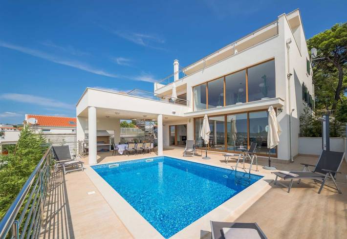 Villa für 10 Personen, mit Sauna und Balkon in Rogoznica