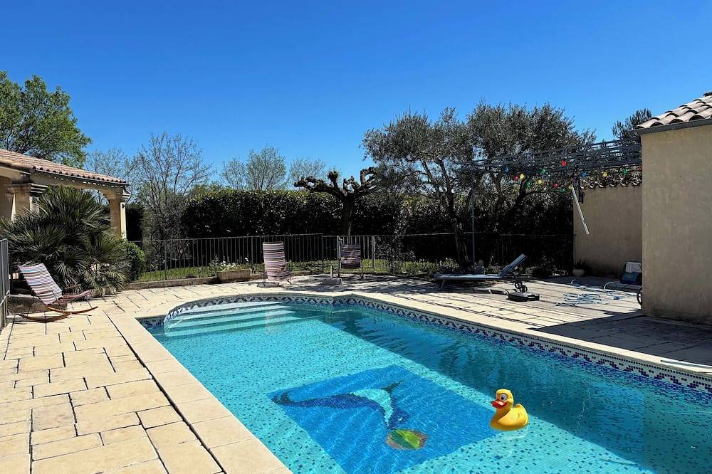 Villa in Provence Occitane, private fenced pool, enclosed garden, air conditioning in Saint-Nazaire (Nimes), Nimes region