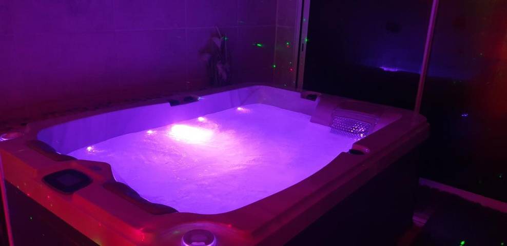 Chambre d’hôte pour 2 personnes, avec Jacuzzi et Terrasse ainsi que Piscine et Sauna