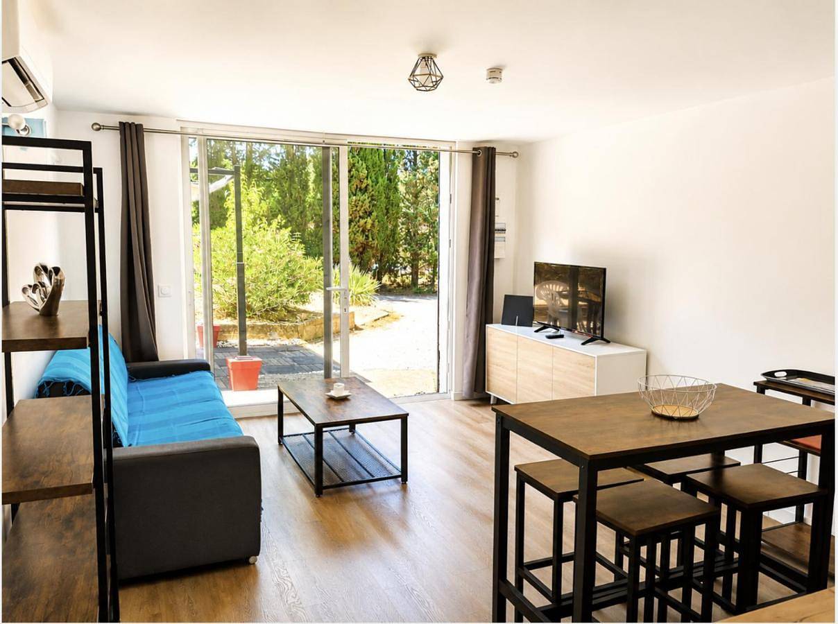 Appartement entier, L'Olivier in Saint-Mitre-les-Remparts, Côte méditerranéenne (France)