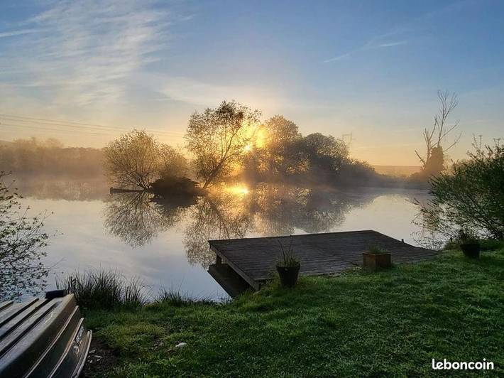 Gîte pour 6 personnes, avec vue sur le lac et jardin ainsi que terrasse et vue, animaux acceptés à Bannegon