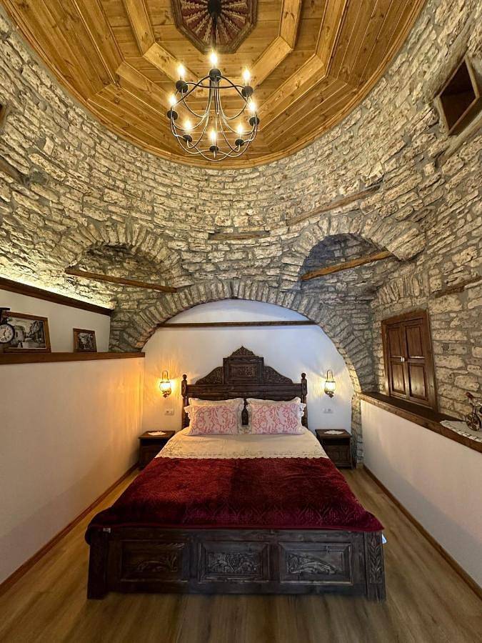 Maison d’hôte pour 4 personnes, avec jardin ainsi que vue et balcon dans Gjirokastër