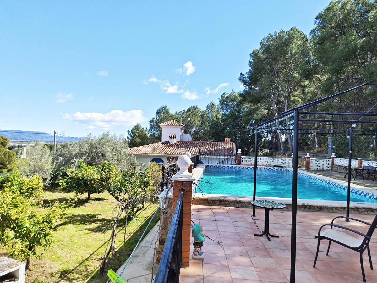 Forest Retreat Naturally Cool, Stunning Views, privacy and an 80M2 Extra-Large Swimming Pool in Llíria, Valencia Provinz
