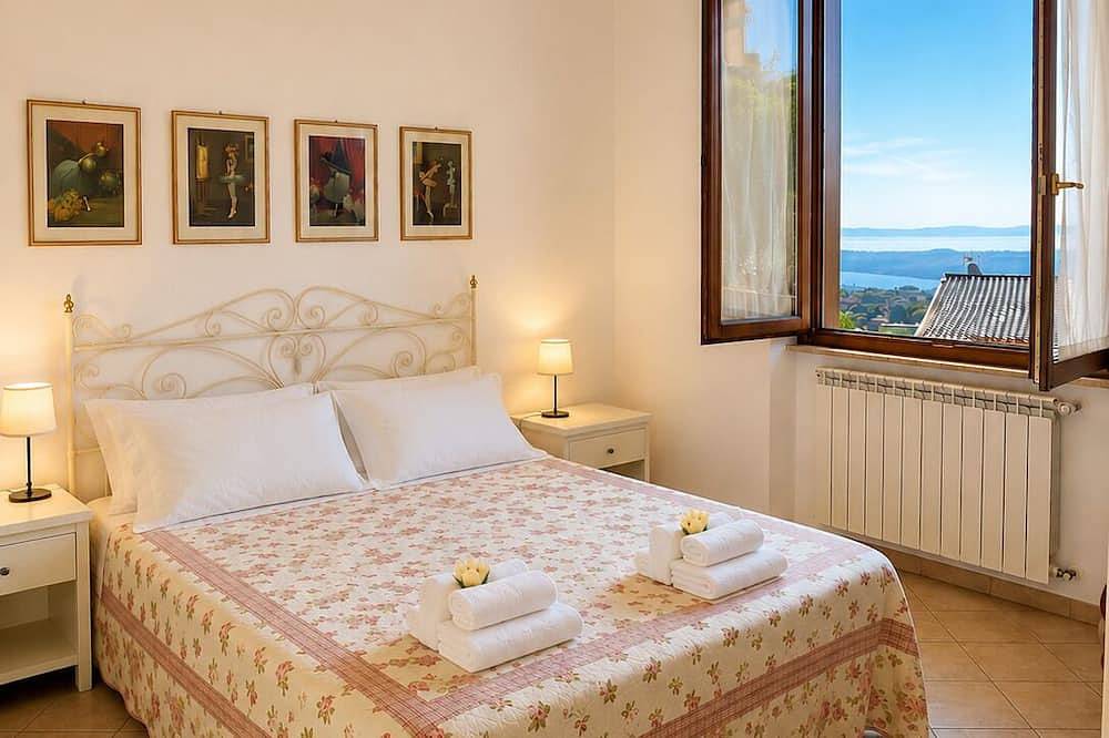 Villa Isedo Lake View 3 bedrooms + parking space in Villanuova sul Clisi, Gardasee-Berge