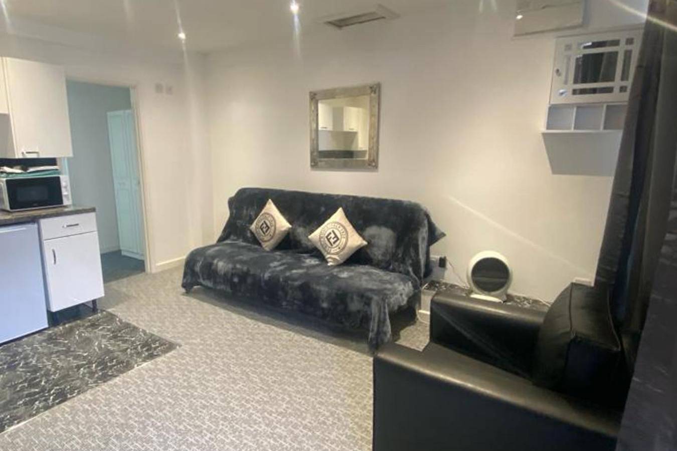 Entire holiday apartment, 3 Bed Apartment - Sleeps 6 - Free Parking, Wifi in Brecon Beacons