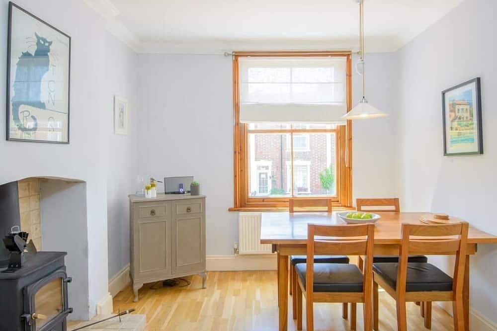 Charming 2 double bed cottage style house in the city in Bristol, South West England