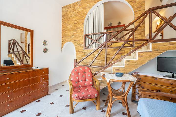 Maison de vacances 'Olympus Tilos Apt Double A1' avec vue sur la montagne, Wi-Fi et climatisation in Tilos