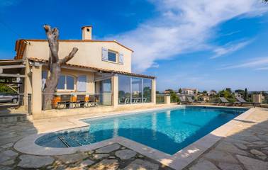 Location de vacances pour 8 personnes, avec jardin ainsi que terrasse et piscine à Saint-Laurent-du-Var