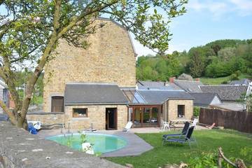 Gîte pour 12 personnes, avec terrasse ainsi que piscine et jardin, animaux acceptés à Marchin