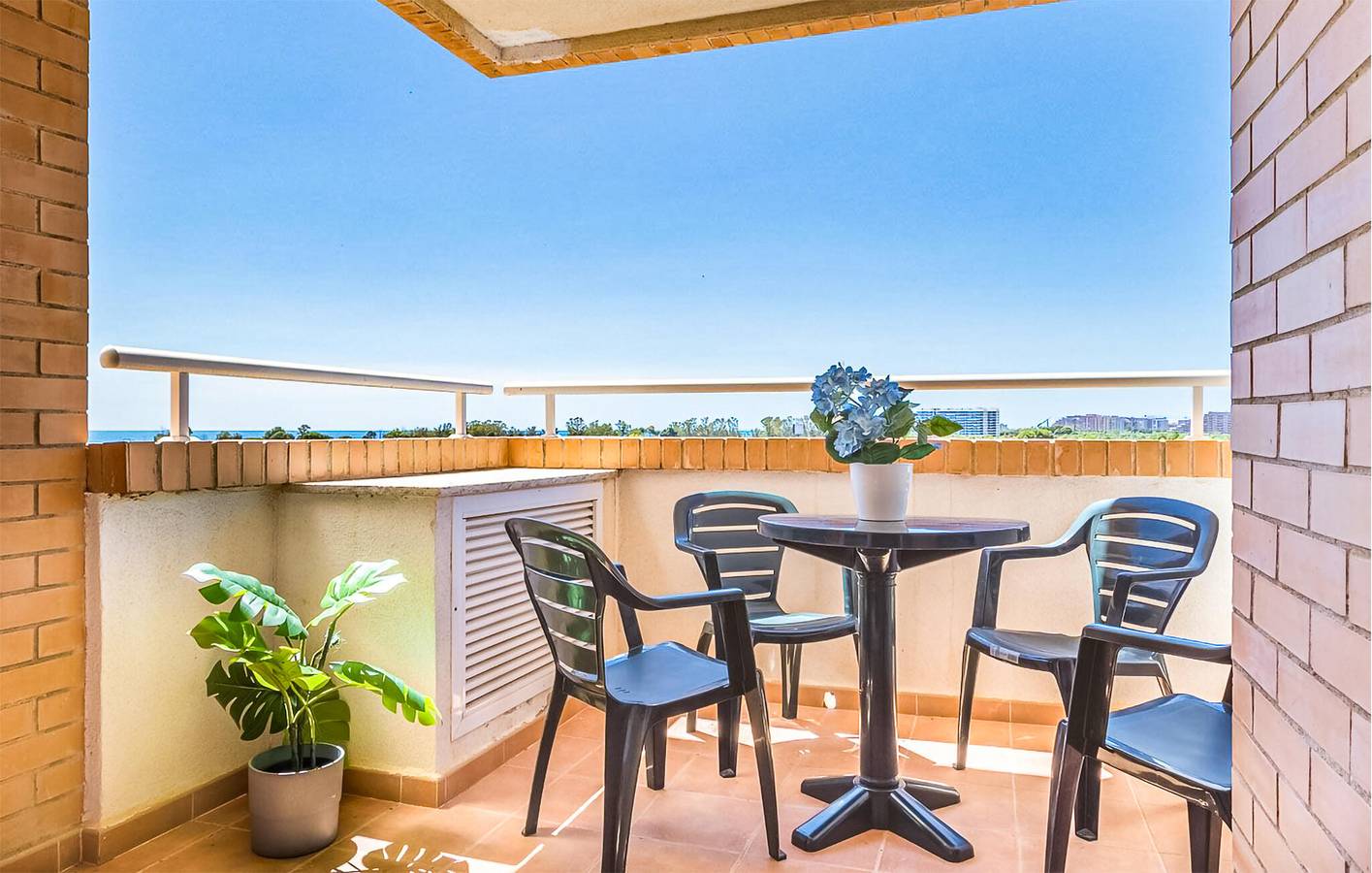 Apartamento vacacional entero, Apartamento con vistas al mar, piscina y terraza, a 1000m de Playa Cudolà in Cabanes, Costa del Azahar
