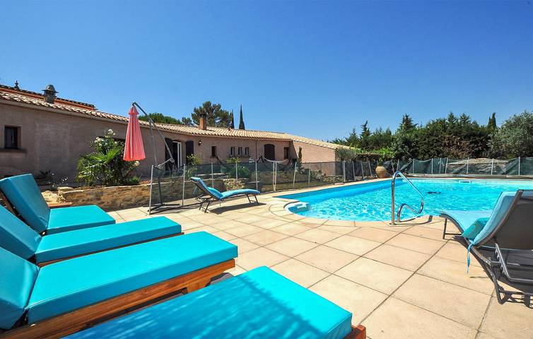 Location de vacances pour 12 personnes, avec terrasse ainsi que jardin et piscine à Malves-en-Minervois