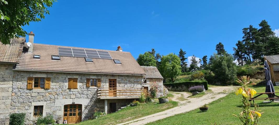 Maison d’hôte pour 3 personnes, avec Terrasse ainsi que Jardin et Piscine dans le Cantal