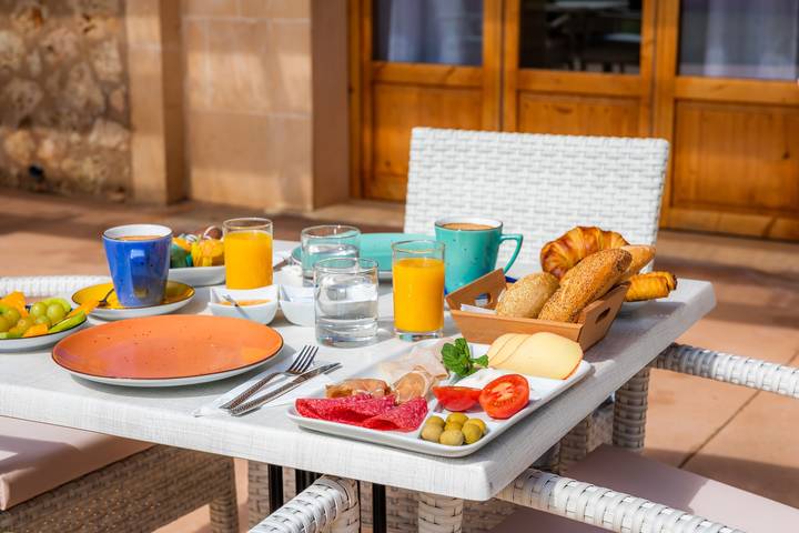 Entire apartment, Apartment 'S Hort Can Capità Familiar Terraza 1' close to the Sea with Shared Pool & Wi-Fi in Ariany, Majorca Center