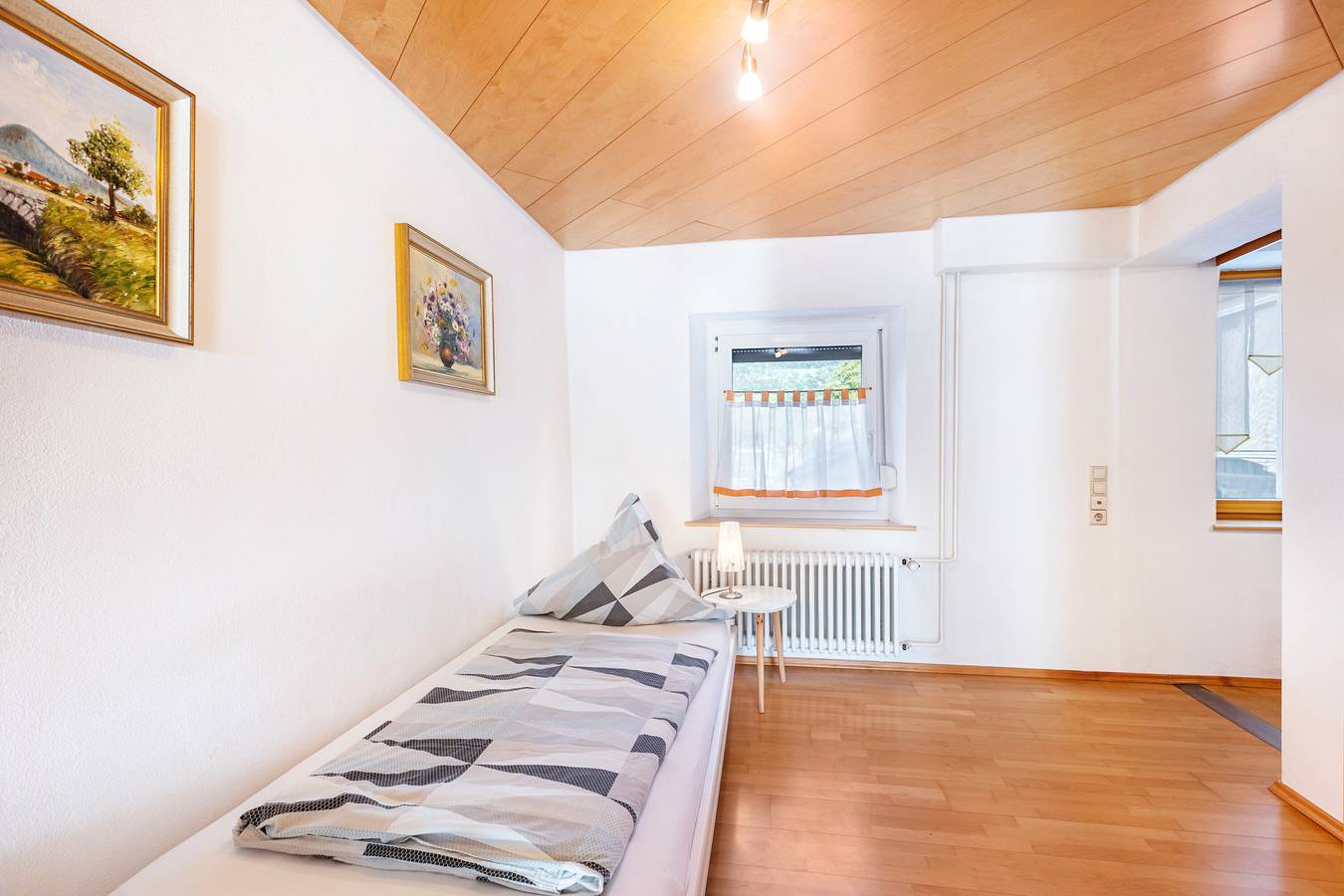 Apartamento inteiro, Apartamento 'Hewenpanorama' com vista para a montanha, terraço privado e acesso Wi-Fi in Engen, Hegau