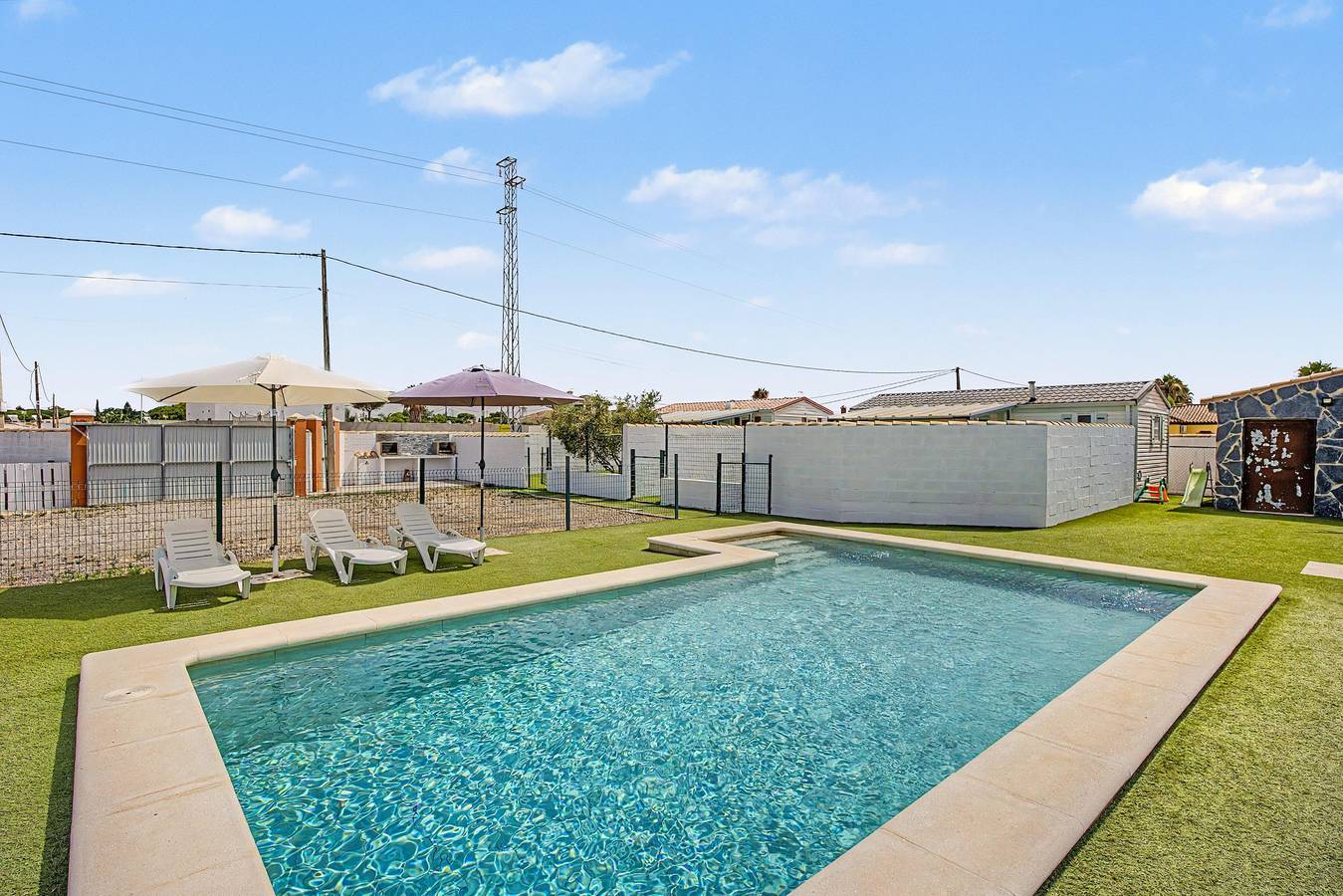 Casa de vacaciones 'El Olivo 1' con piscina compartida, Wi-Fi y aire acondicionado in Playa La Barrosa, Chiclana de la Frontera