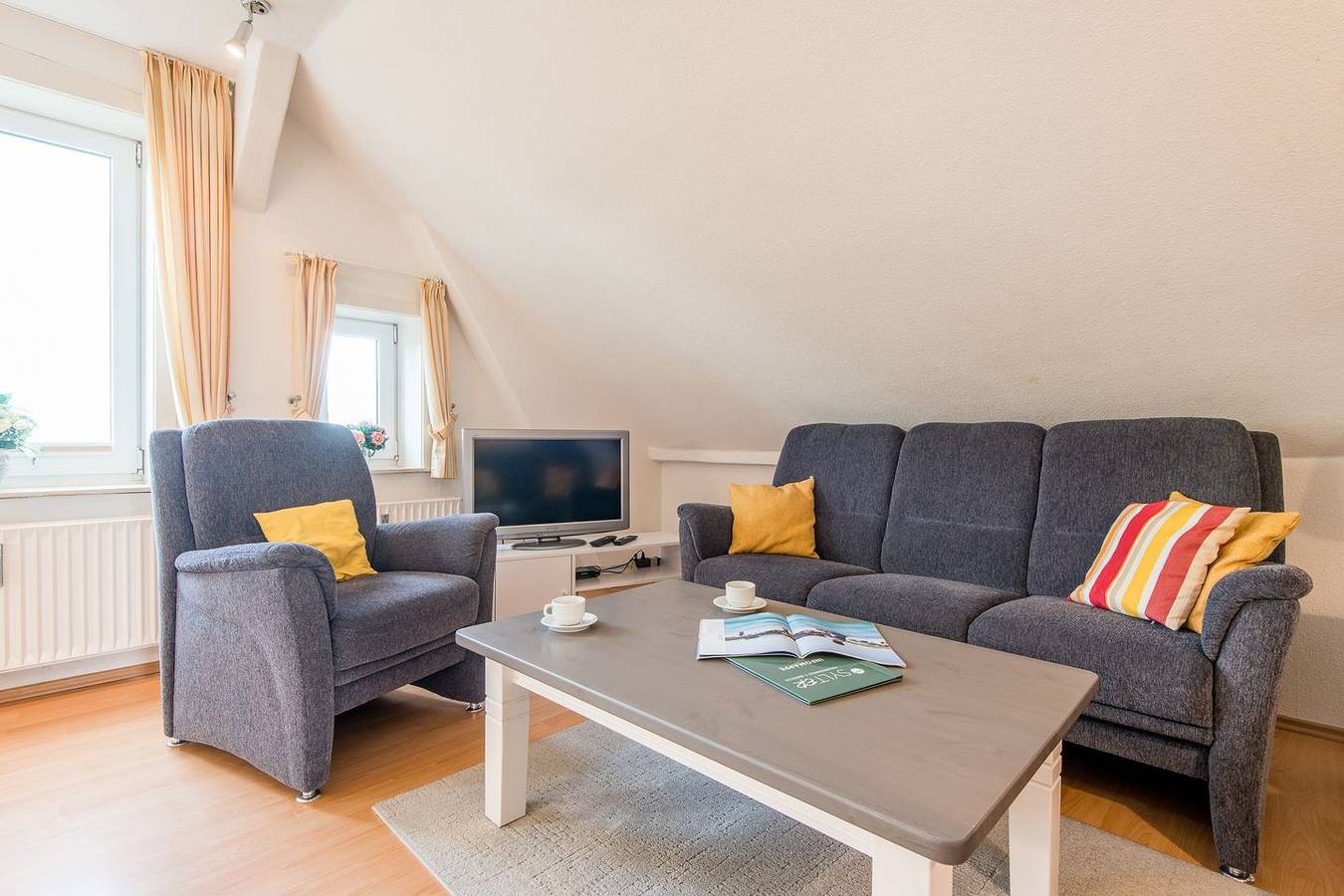 Ganze Wohnung, Ferienwohnung mit ca. 80 m², 4 Zimmern und Meerblick für bis zu 4 Personen in Wenningstedt, Sylt