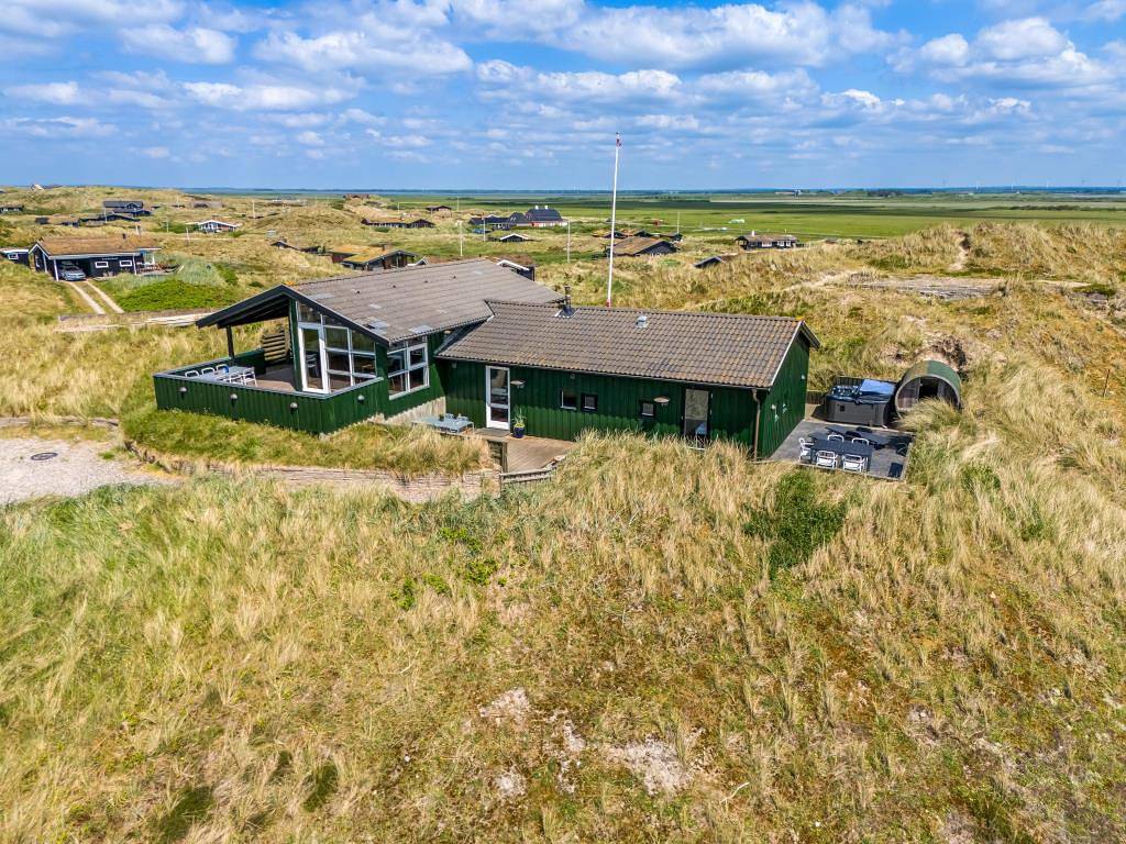 Schönes Ferienhaus mit Außen-Whirlpool und Außensauna, hoch oben gelegen mit einer einzigartigen Aussicht in Houvig in Ringkøbing, Holmsland Klit