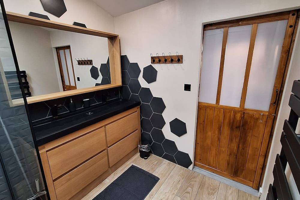 Appartement entier, Gîte cosy avec balnéo, dans l'un des + beaux villages de France, Beaujolais in Oingt, Région de Villefranche-sur-Saône