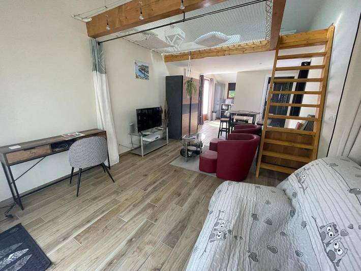 Location de vacances pour 4 personnes, avec piscine et jardin à Génissieux