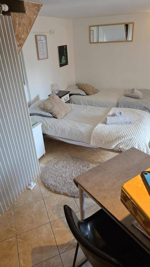 Appartement de vacances pour 2 personnes, avec terrasse ainsi que piscine et jardin, animaux acceptés
