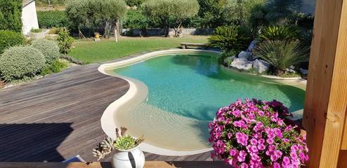Gîte pour 4 personnes, avec vue ainsi que jardin et piscine à Junas