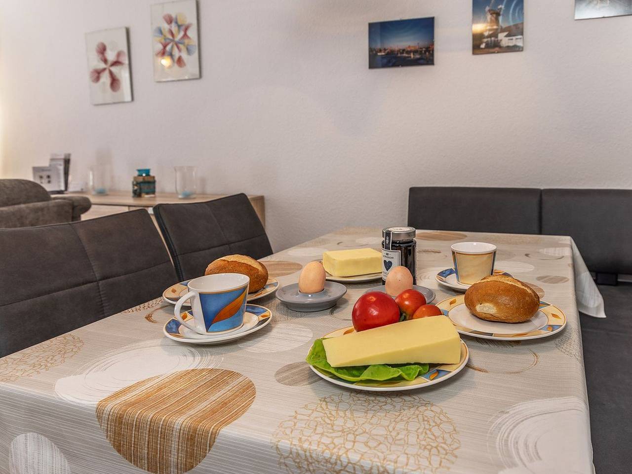 Ganze Ferienwohnung, Ferienwohnung 50063 - Erholsam und wohnlich: Die gemütliche Erdgeschoss-Wohnung bietet alles, was 4 bis 5 Personen für ein paar entspannte Tage brauchen. Durch die Strandnähe -nur ca. 300m- steht einem abendlichen Spaziergang am Wasser nichts mehr im Wege. in Carolinensiel-Harlesiel, Wittmund