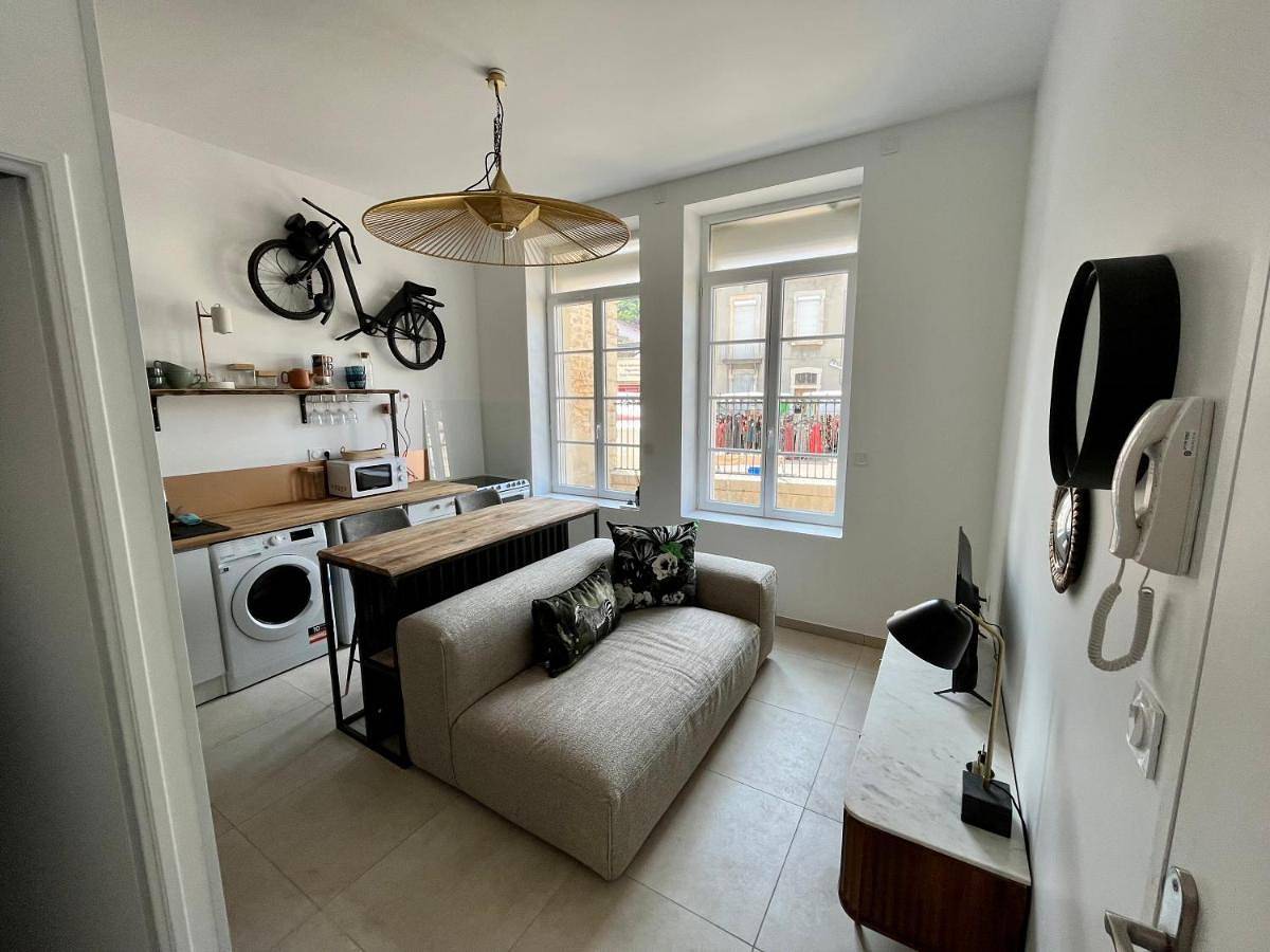 Appartement entier, One-Bedroom Apartment in Bourgoin-Jallieu, Région de La Tour-du-Pin