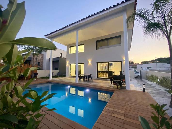 Location de vacances pour 9 personnes, avec terrasse ainsi que piscine et vue à Villetelle - 3