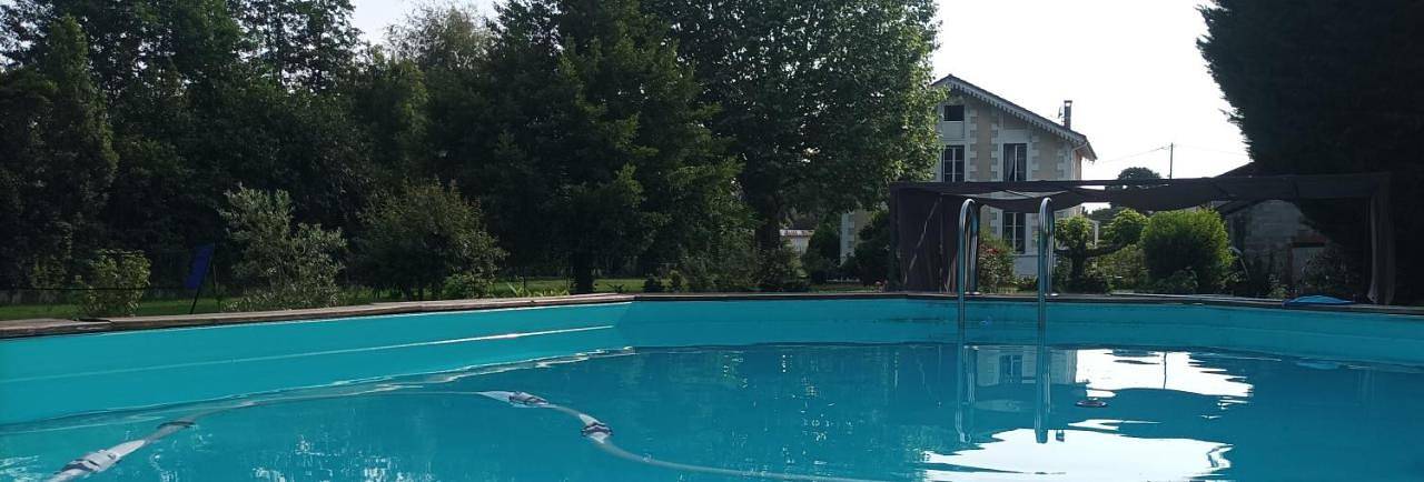 Location de vacances pour 2 personnes, avec Balcon et Terrasse ainsi que Jacuzzi et Jardin à Montendre
