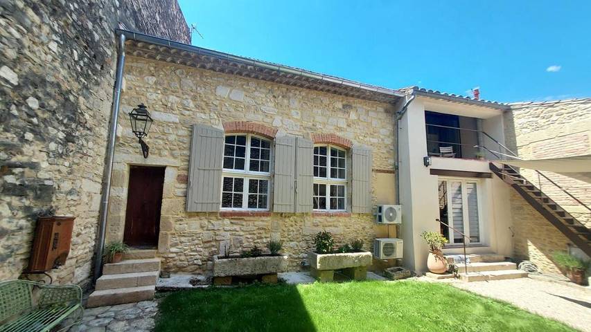 Location de vacances pour 6 personnes, avec terrasse, animaux acceptés à Fournès