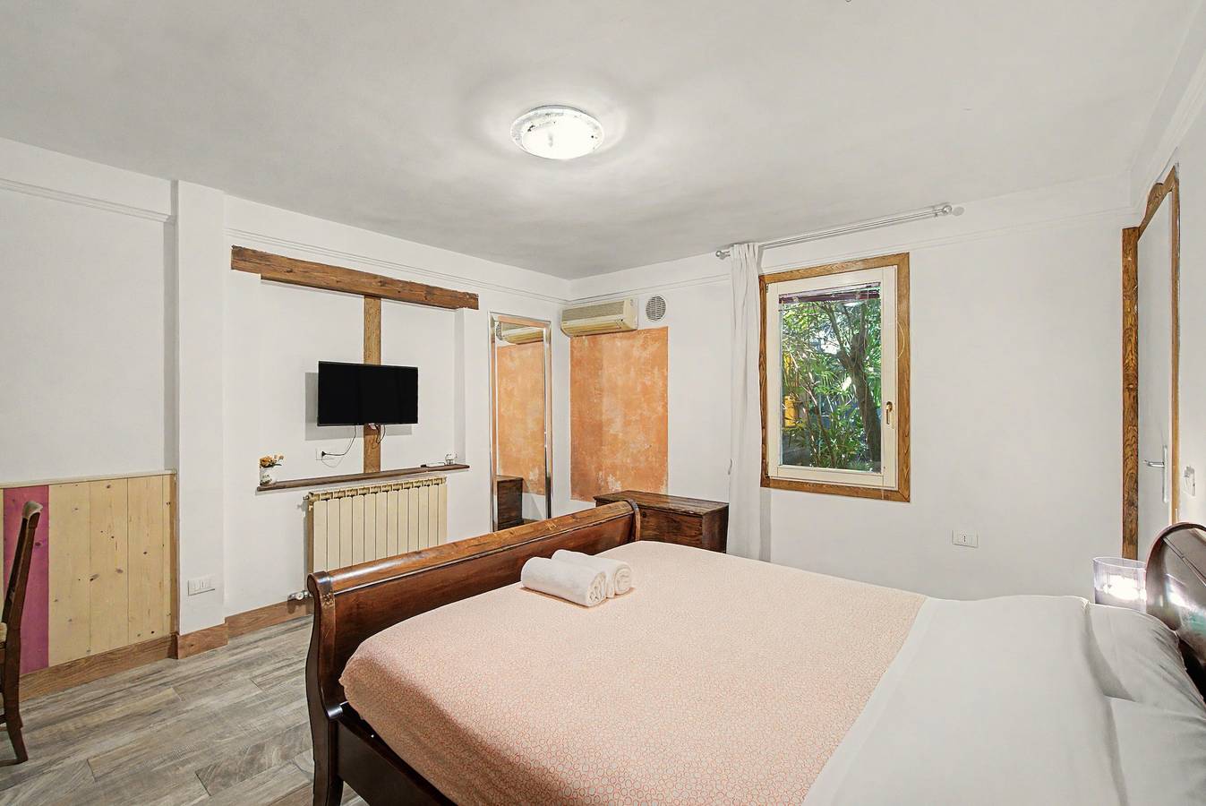 Apartment 'Camera Giuly' with Shared Garden, Wi-Fi and Air Conditioning in Mestre, Venice