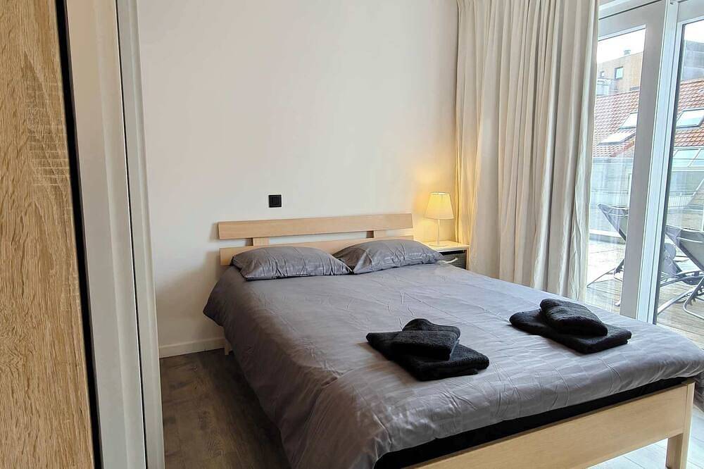 Apartamento entero, Beachfront Knokke Apt w/ Panoramic Terrace Views in Knokke-Heist, Costa de Bélgica