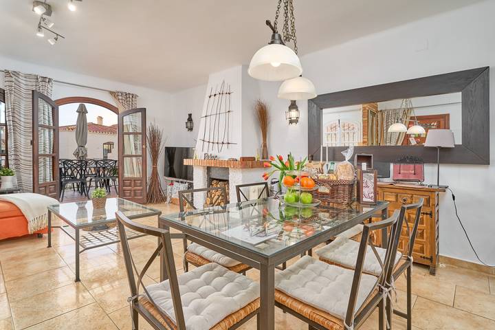 Villa 'Casa Naranjos’ in  Nerja with Sea View, Wi-Fi, Air Conditioning and 2 full kitchens in Senorio de Capistrano, Nerja