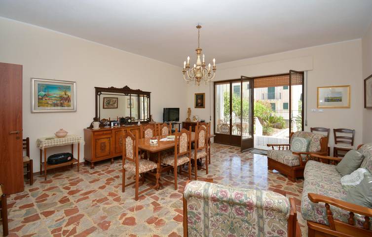 Apartamento soleado con ducha exterior, terraza y aparcamiento in Marina di Modica, Módica