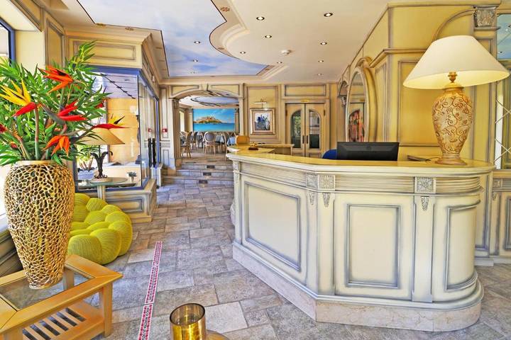 Hôtel pour 3 personnes, avec balcon dans Office De Tourisme De Calvi - 2