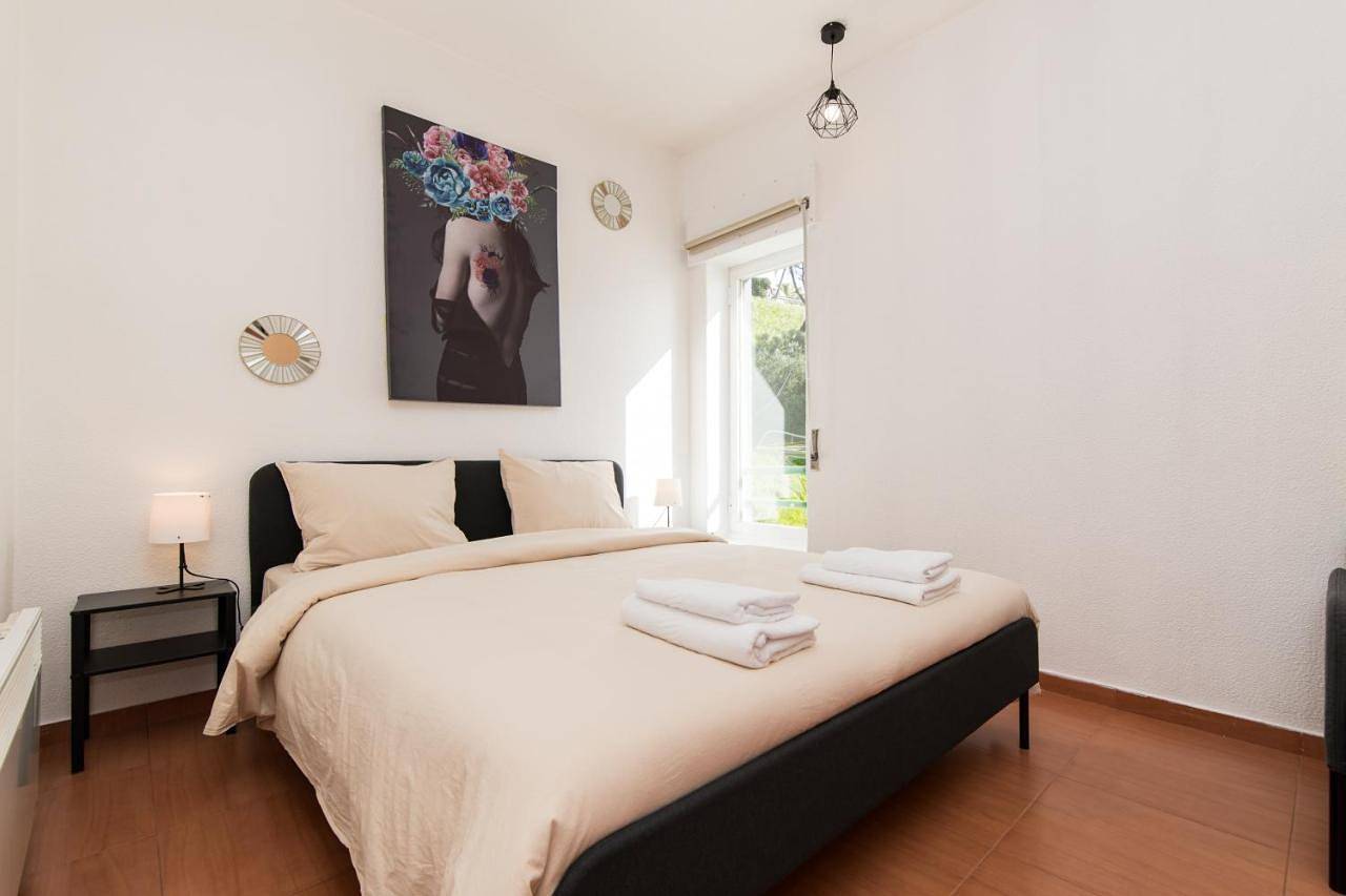 Three-Bedroom House in Praia da Califórnia, Sesimbra