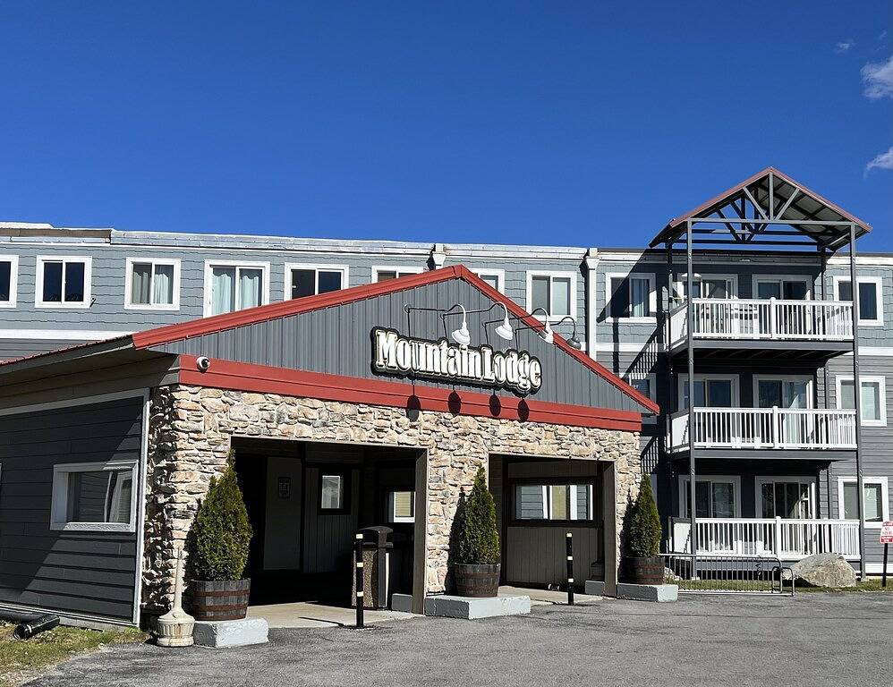 Ganze Wohnung, Remodeled! Mountain Lodge 325 Ski In/Out Condo, Steps to Ballhooter & Village. in Snowshoe, Greenbrier River