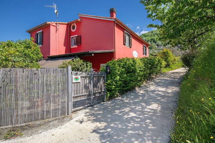 Bed & Breakfast 'Alchimista Bb Borgo Marciano' met gedeeld zwembad, tuin en wifi in Castelnuovo Magra, Italiaanse Rivièra