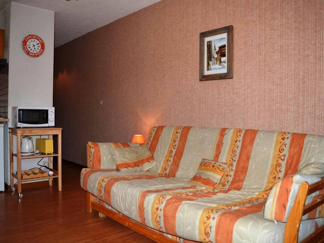 Entire studio, Sunny Ski Studio with Parking - Sleeps 4, Near Slopes & Shops in Chinaillon, Le Grand-Bornand