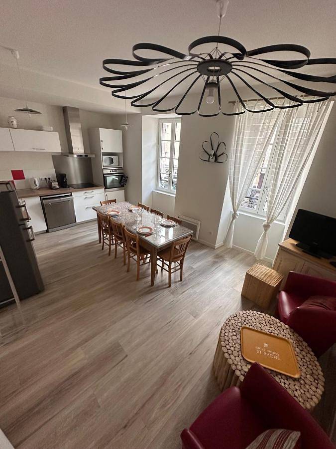 Appartement entier, Three-Bedroom Apartment in Tournon-sur-Rhône, Région de Tournon-sur-Rhône