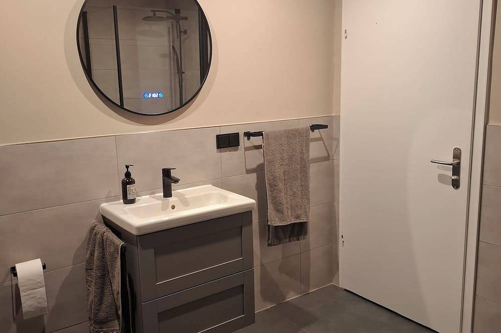 Ganze Wohnung, Flussblick! moderne Ferienwohnung m.Balkon, am Radweg Fulda+Weser in Staufenberg (Niedersachsen), Hessisches Bergland