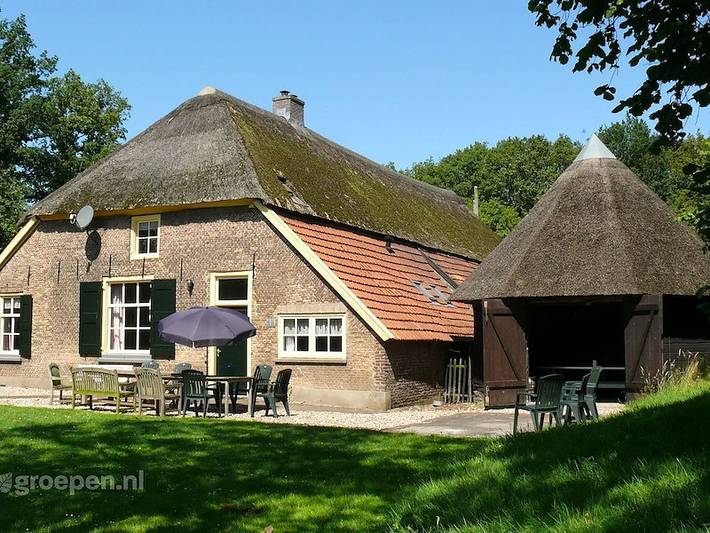 Vakantiehuis voor 14 personen, with balkon/terras and sauna as well as terras de Betuwe