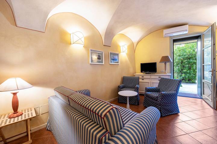 Ganze Wohnung, Ferienwohnung 'Antica Torre Cicerone' mit Gemeinschaftspool, Wi-Fi und Klimaanlage in San Felice del Benaco, Gardasee-Berge