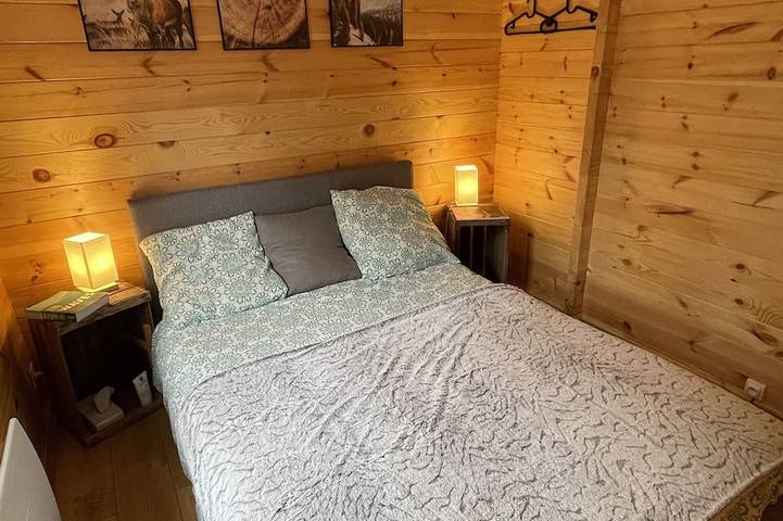 Small wooden house on the edge of the forest in Hourtin, Lesparre-Médoc region