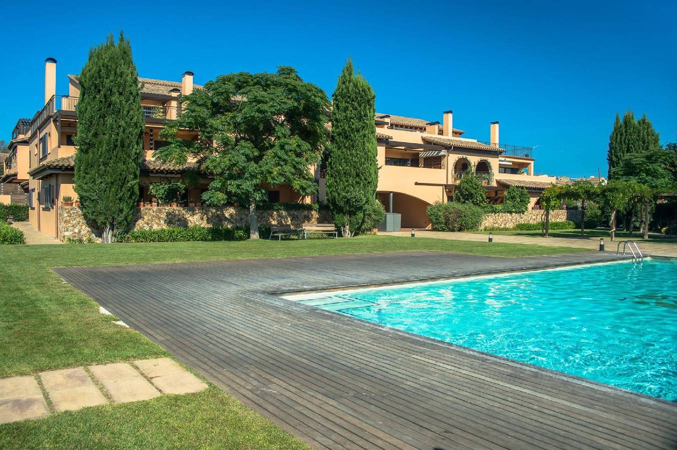 Entire holiday apartment, Duplex Apartment in Albons with Private Parking and Panoramic Views in Albons, Costa Brava
