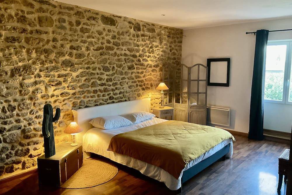 Village house with garden and private pool, air conditioning in Suze-la-Rousse, Nyons region