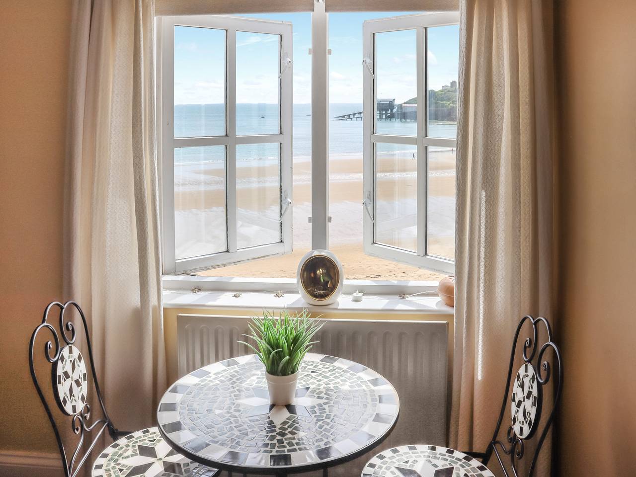 Entire apartment, Cerdd Y Mor in Tenby, Pembrokeshire